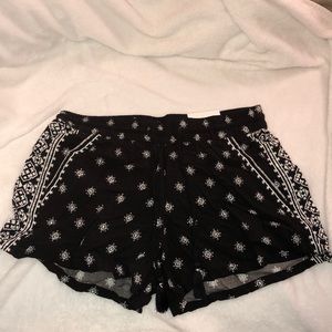 Old Navy black and white flowy shorts